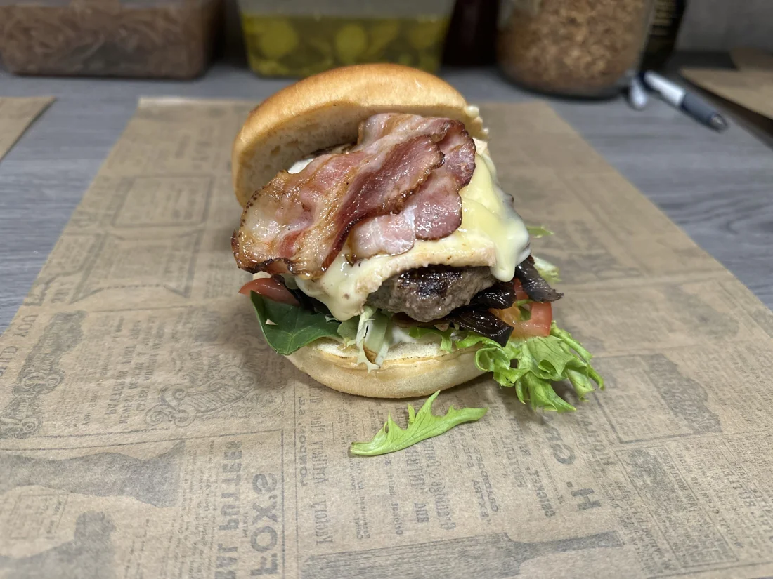 Burger garni de fromage et de lard