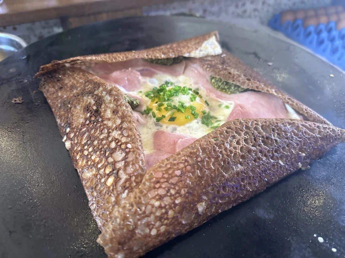 Galette de sarrasin avec un œuf au centre