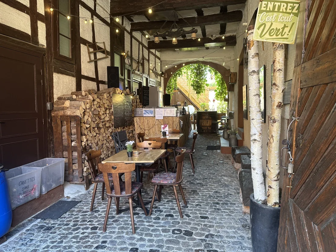 Passage à colombages, tables et guirlandes chez Mystic Grill